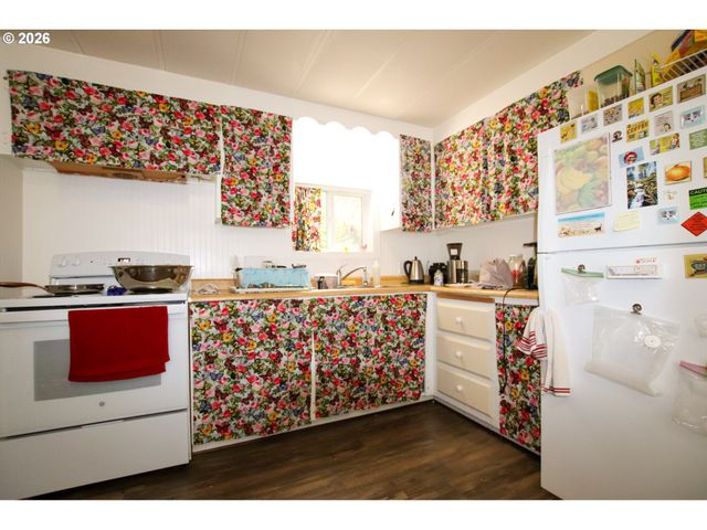 1600 RHODODENDRON Dr 214, Florence, OR 97439