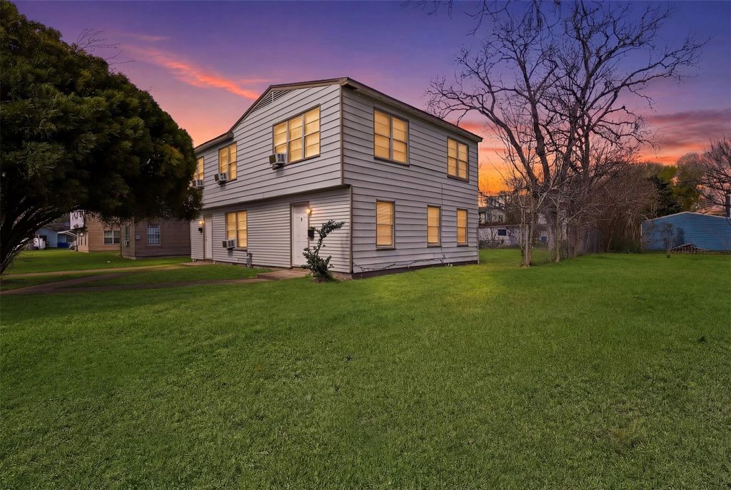 1228 6th Avenue N, Texas City, TX 77590