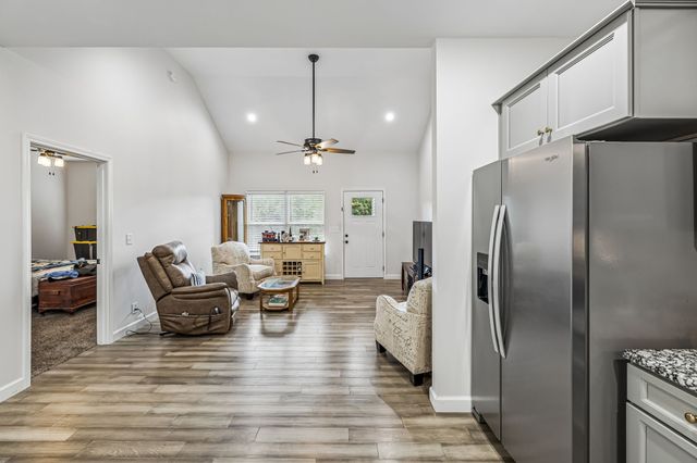2800 N Hurricane Creek Rd, Mc Ewen, TN 37101