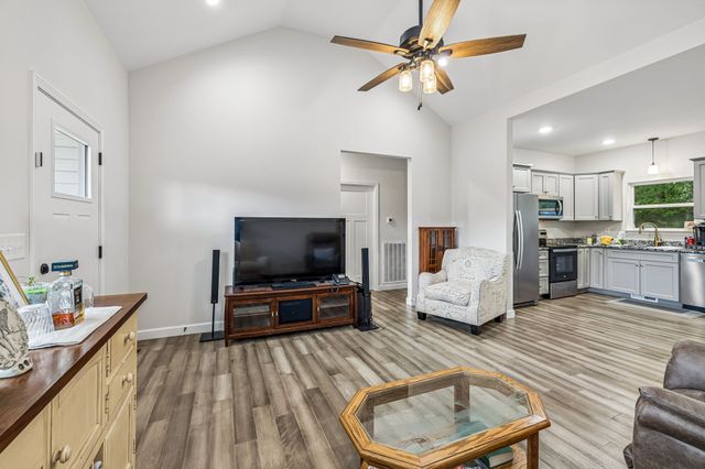2800 N Hurricane Creek Rd, Mc Ewen, TN 37101