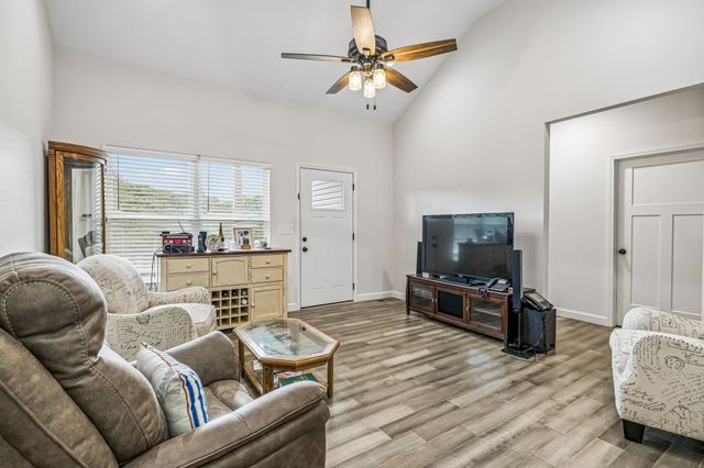 2800 N Hurricane Creek Rd, Mc Ewen, TN 37101