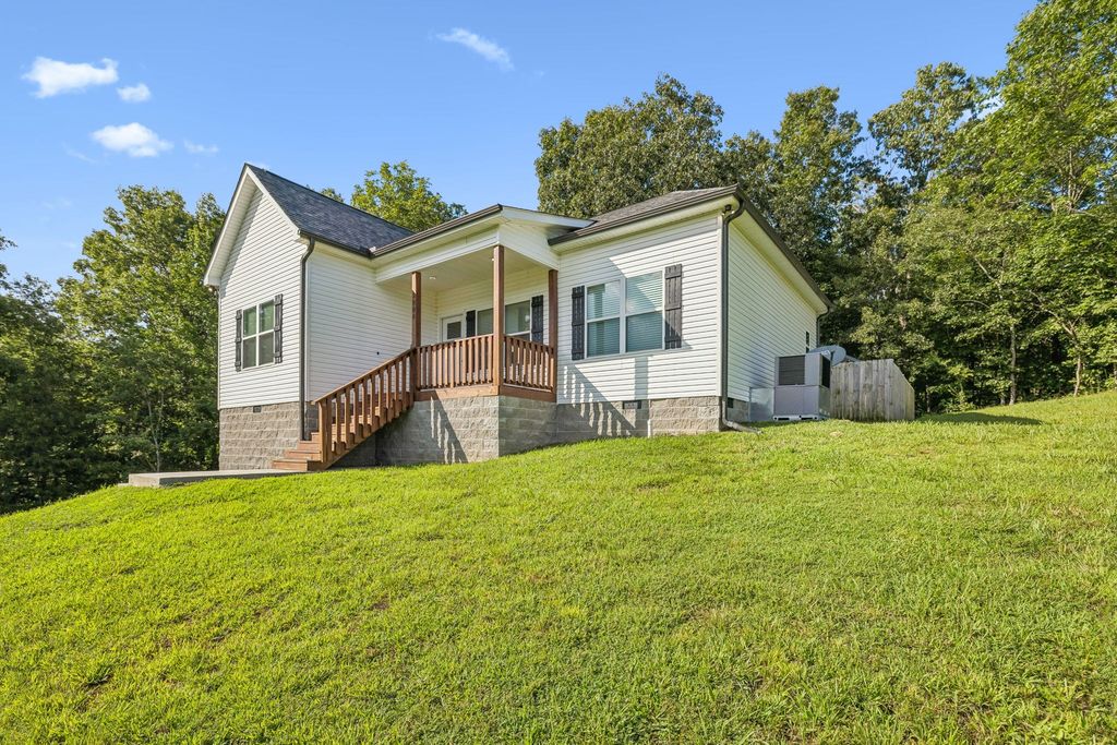 2800 N Hurricane Creek Rd, Mc Ewen, TN 37101