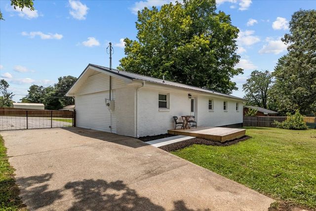 212 Oakhill Dr, Vanleer, TN 37181