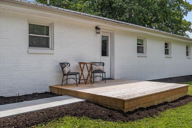 212 Oakhill Dr, Vanleer, TN 37181
