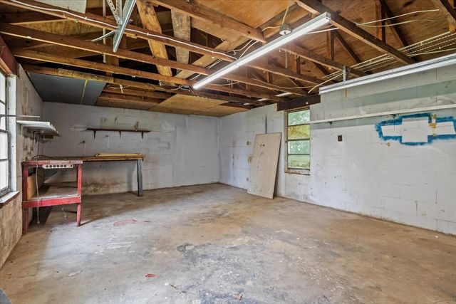 212 Oakhill Dr, Vanleer, TN 37181