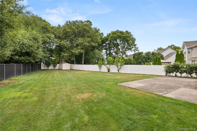 27 Laurel Lane, Holtsville, NY 11742
