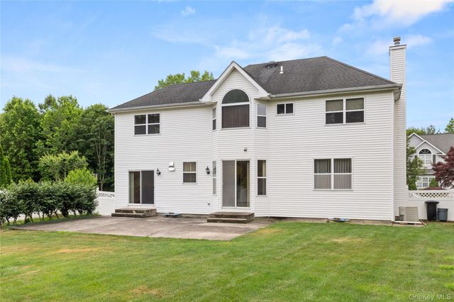 27 Laurel Lane, Holtsville, NY 11742