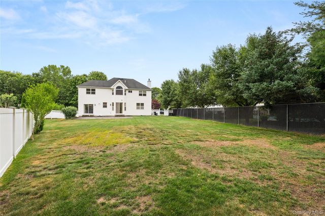 27 Laurel Lane, Holtsville, NY 11742