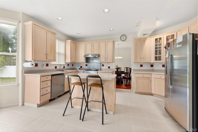 27 Laurel Lane, Holtsville, NY 11742