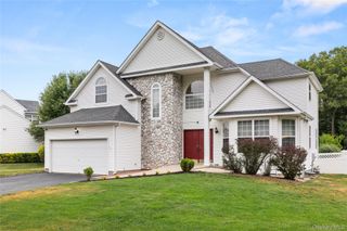 27 Laurel Lane, Holtsville, NY 11742