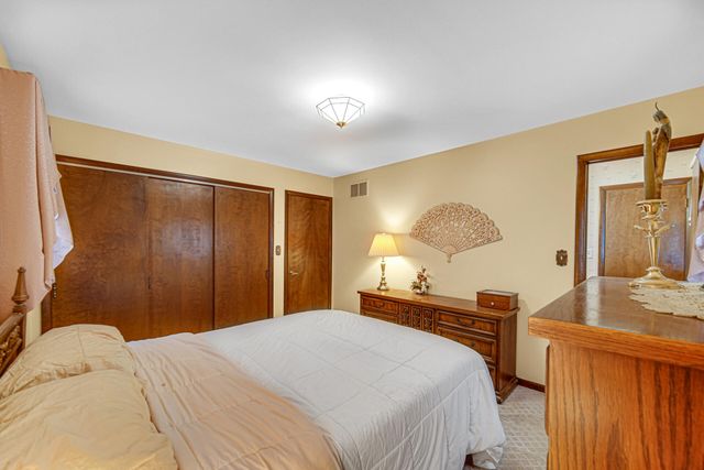 22 Maple Court, Schererville, IN 46375