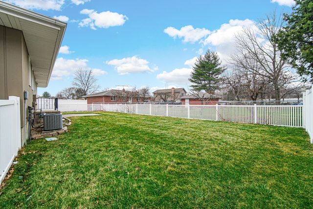 22 Maple Court, Schererville, IN 46375