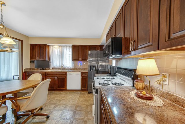 22 Maple Court, Schererville, IN 46375