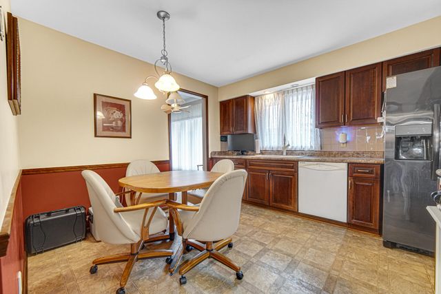 22 Maple Court, Schererville, IN 46375