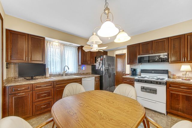 22 Maple Court, Schererville, IN 46375