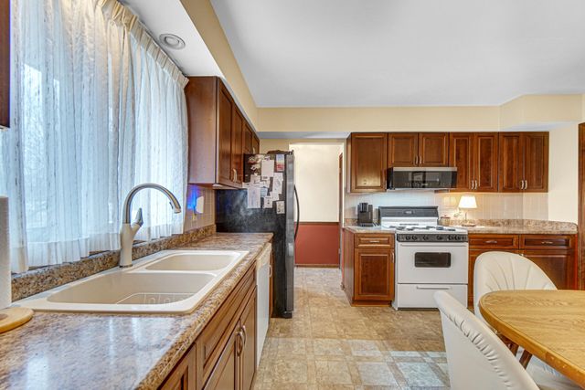 22 Maple Court, Schererville, IN 46375