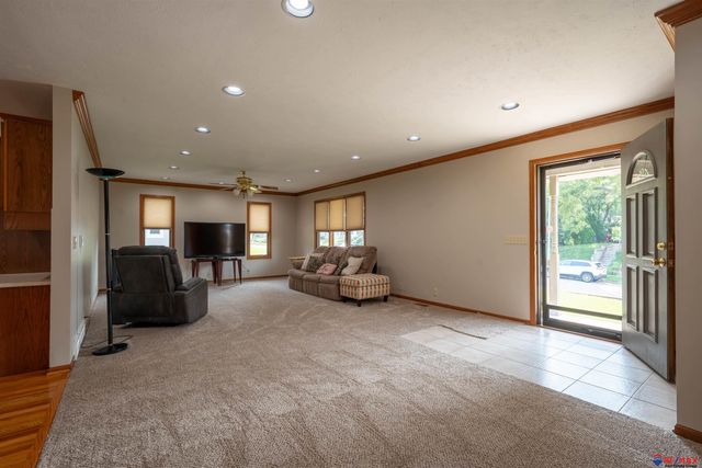 1925 S 11 Street, Omaha, NE 68108