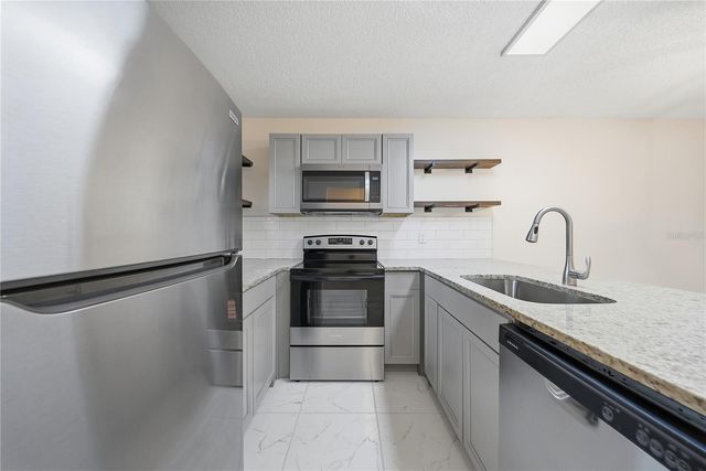 39132 COUNTY ROAD 54 2076, Zephyrhills, FL 33542