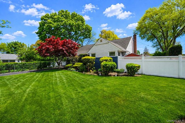 1221 Wantagh Oaks Gate, Wantagh, NY 11793