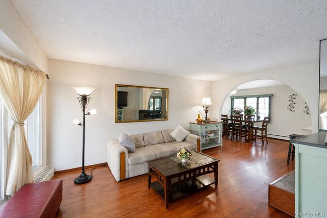 1221 Wantagh Oaks Gate, Wantagh, NY 11793