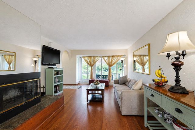 1221 Wantagh Oaks Gate, Wantagh, NY 11793