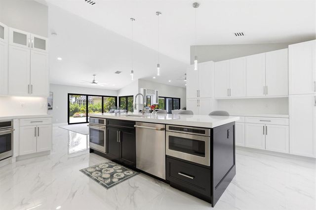 15555 De Havilland Court, Wellington, FL 33414
