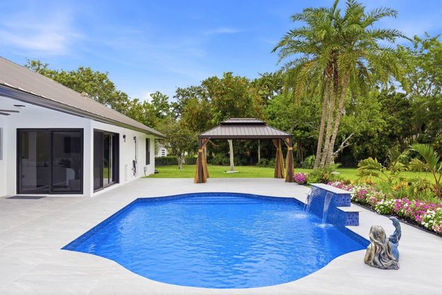 15555 De Havilland Court, Wellington, FL 33414