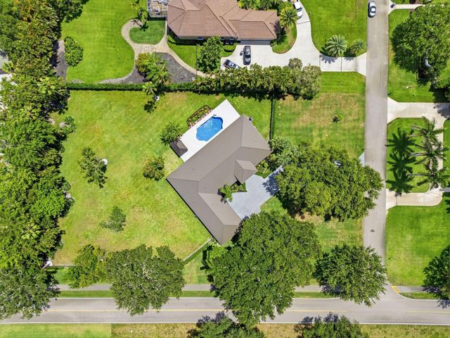 15555 De Havilland Court, Wellington, FL 33414