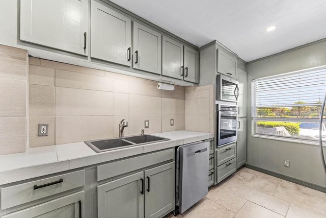 155 Yacht Club Drive 101, North Palm Beach, FL 33408