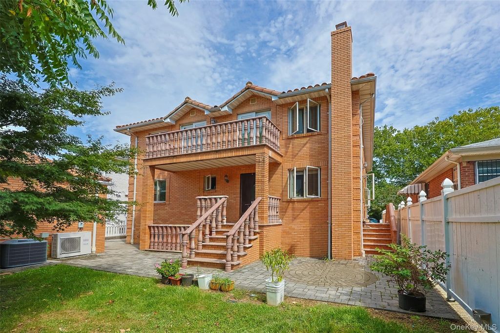 61-36 Cloverdale Blvd, Oakland Gardens, NY 11364 — photo 4
