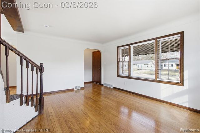 23041 Roanoke Avenue, Oak Park, MI 48237