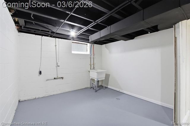 23041 Roanoke Avenue, Oak Park, MI 48237