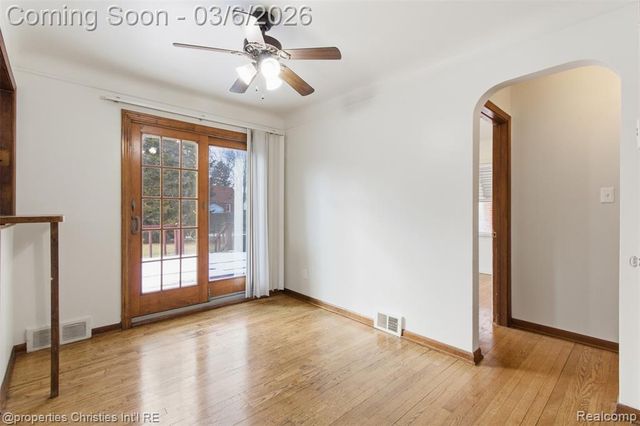 23041 Roanoke Avenue, Oak Park, MI 48237