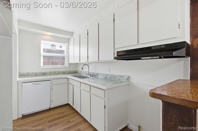 23041 Roanoke Avenue, Oak Park, MI 48237