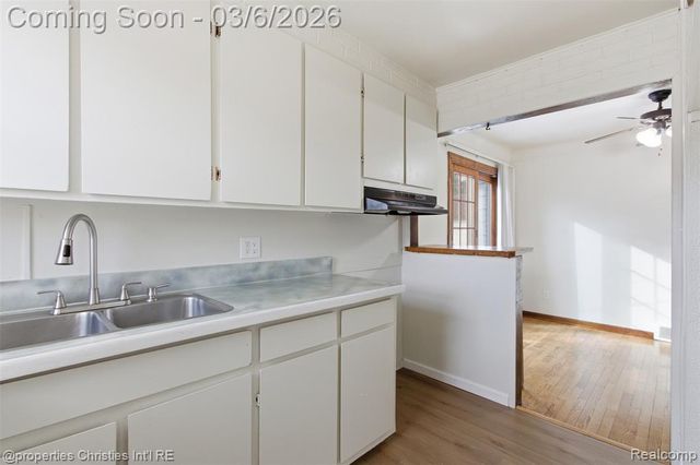 23041 Roanoke Avenue, Oak Park, MI 48237