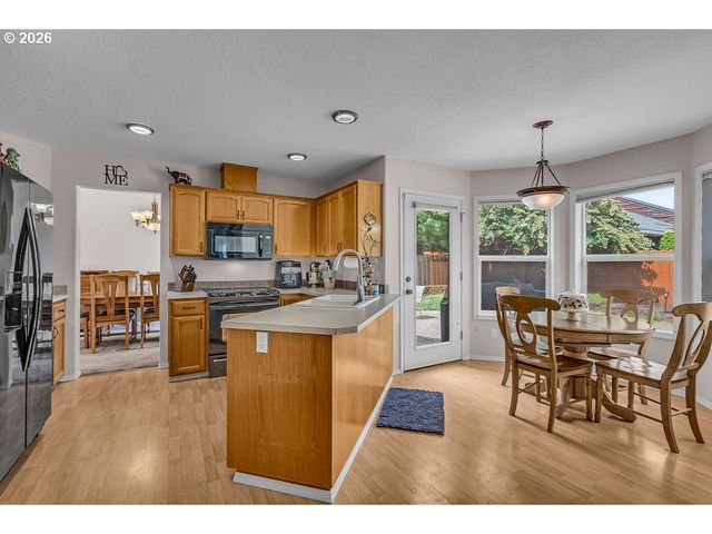 18928 HIGHLAND Dr, Oregon City, OR 97045