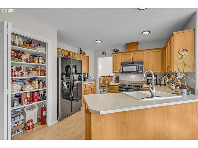 18928 HIGHLAND Dr, Oregon City, OR 97045