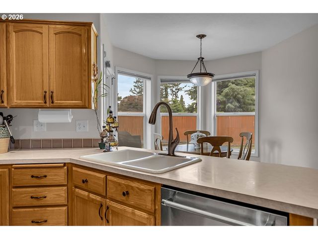 18928 HIGHLAND Dr, Oregon City, OR 97045