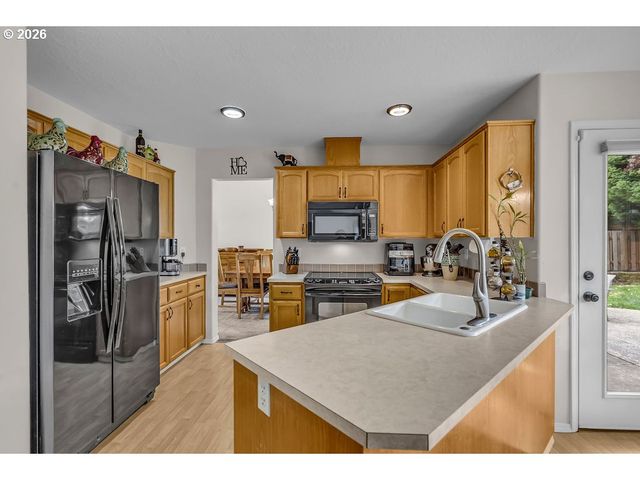 18928 HIGHLAND Dr, Oregon City, OR 97045