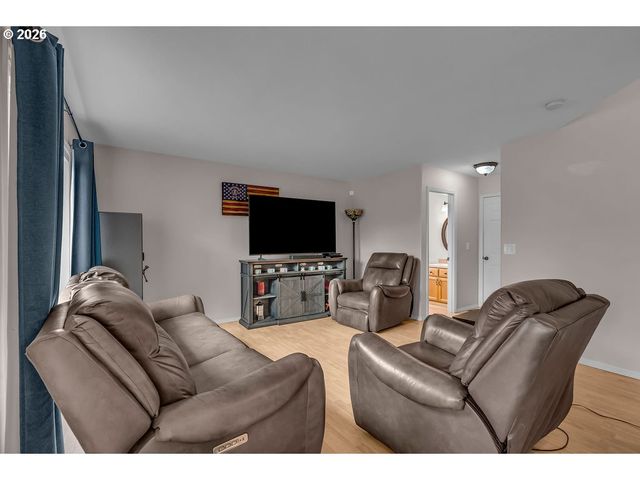 18928 HIGHLAND Dr, Oregon City, OR 97045