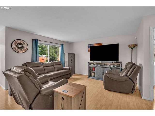 18928 HIGHLAND Dr, Oregon City, OR 97045