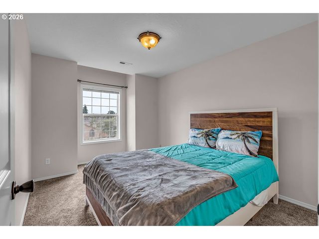 18928 HIGHLAND Dr, Oregon City, OR 97045
