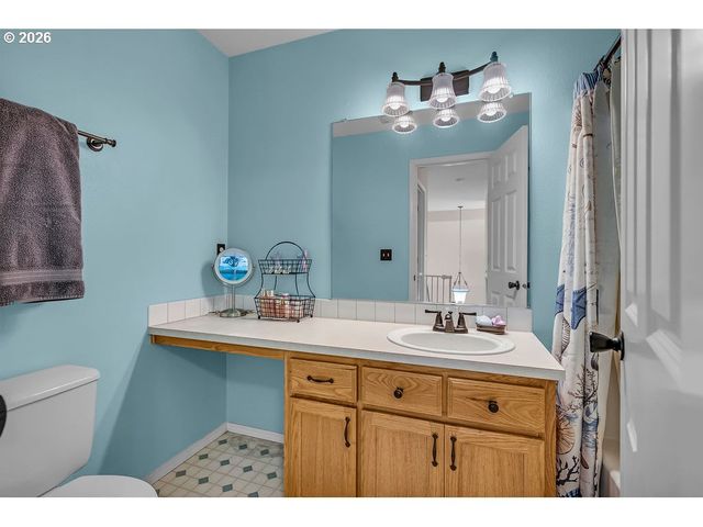 18928 HIGHLAND Dr, Oregon City, OR 97045