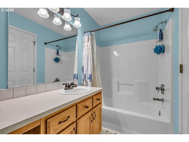 18928 HIGHLAND Dr, Oregon City, OR 97045