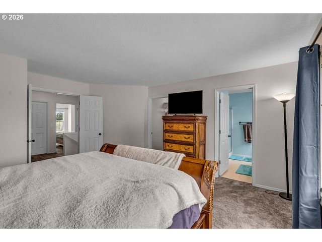 18928 HIGHLAND Dr, Oregon City, OR 97045