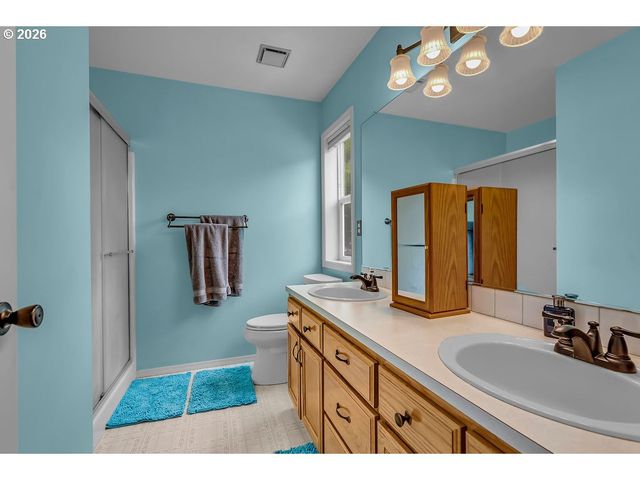 18928 HIGHLAND Dr, Oregon City, OR 97045