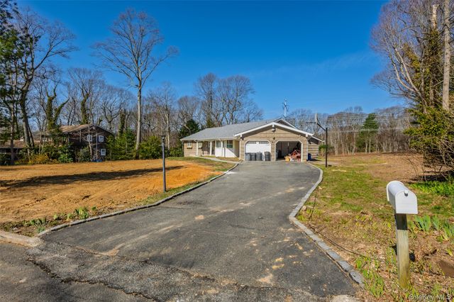 9 Weaver Lane, Dix Hills, NY 11746
