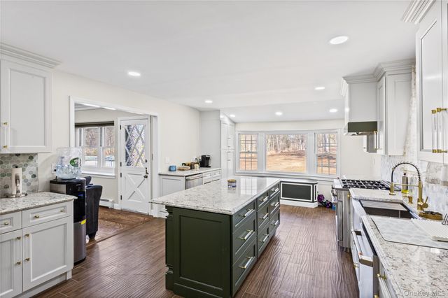 9 Weaver Lane, Dix Hills, NY 11746