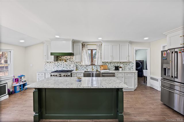 9 Weaver Lane, Dix Hills, NY 11746