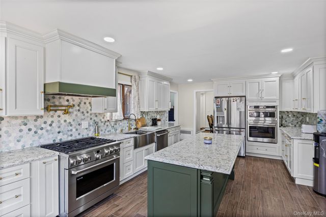 9 Weaver Lane, Dix Hills, NY 11746